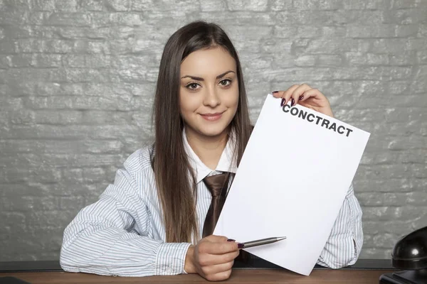 Mujer de negocios que tiene un contrato en blanco listo para firmar — Foto de Stock