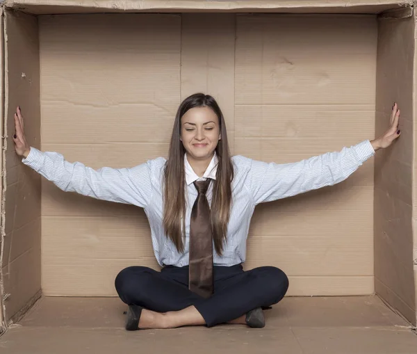 Geschäftsfrau vergrößert ihr enges Büro mit geschlossenen Augen — Stockfoto