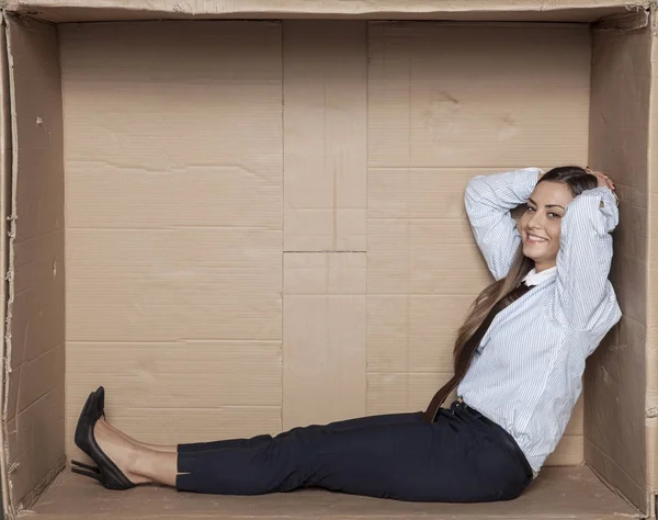 Arbeitslose Geschäftsfrau ruht in leerem Büro — Stockfoto