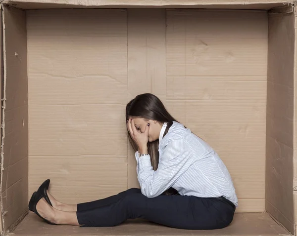 Geschäftsfrau sucht verzweifelt Arbeit — Stockfoto