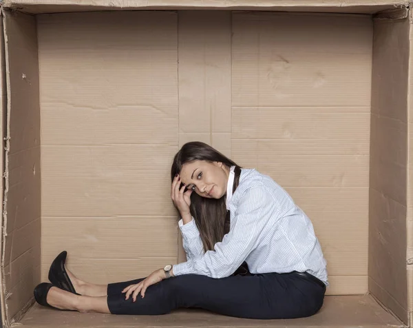 Affärskvinna har inget jobb, tomma kontor — Stockfoto