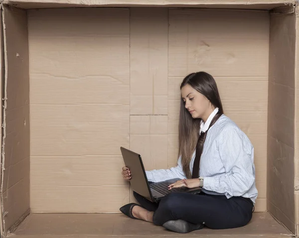 Kobieta biznesu koncentruje się na pracy na komputerze — Zdjęcie stockowe