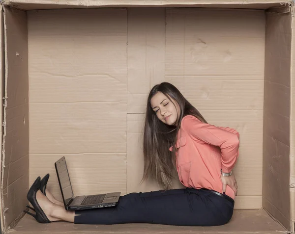 Donna d'affari lotta con mal di schiena, seduto a disagio in — Foto Stock