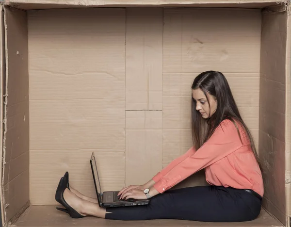 Geschäftsfrau arbeitet in ihrem engen Büro am Computer — Stockfoto