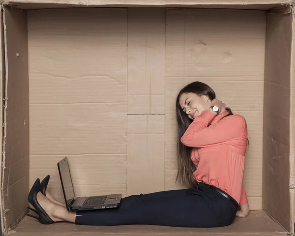 Geschäftsfrau hat Nackenschmerzen durch abnormales Sitzen im Offi — Stockfoto