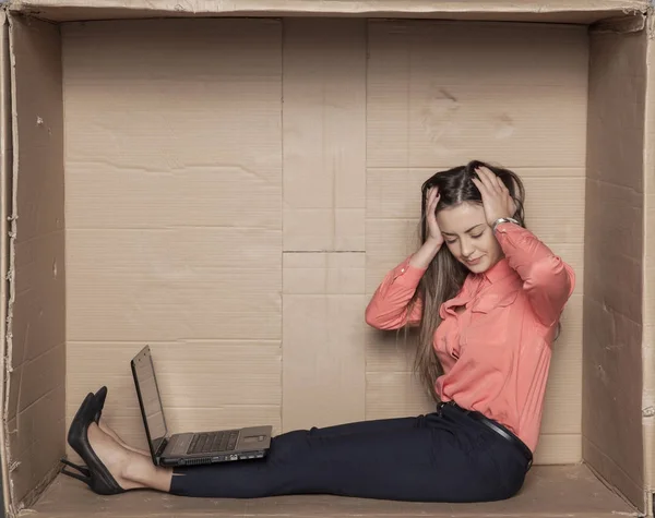 商业女性因过度劳累而头疼 — 图库照片