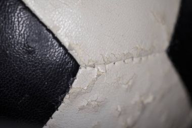 bir eski yıkılan futbol closeup