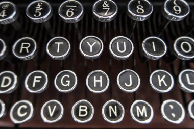eski bir daktilo klavye