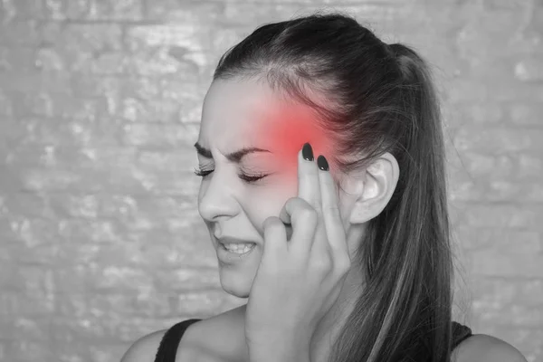 Mujer joven con un terrible dolor de cabeza —  Fotos de Stock