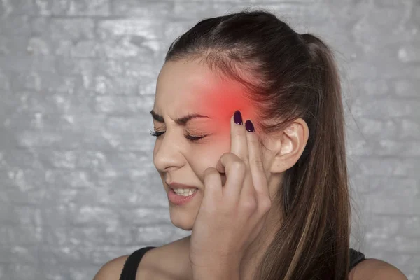 Junge Frau mit Migräne-Kopfschmerzen — Stockfoto