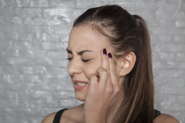 Fratze im Gesicht wegen Kopfschmerzen — Stockfoto