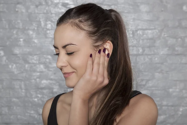 Jonge vrouw worstelt met earache — Stockfoto
