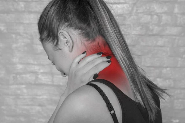 V mladém věku dívka bojuje s bolestí horní pa — Stock fotografie