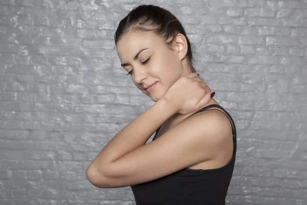 Mujer joven lucha con el dolor cervical — Foto de Stock