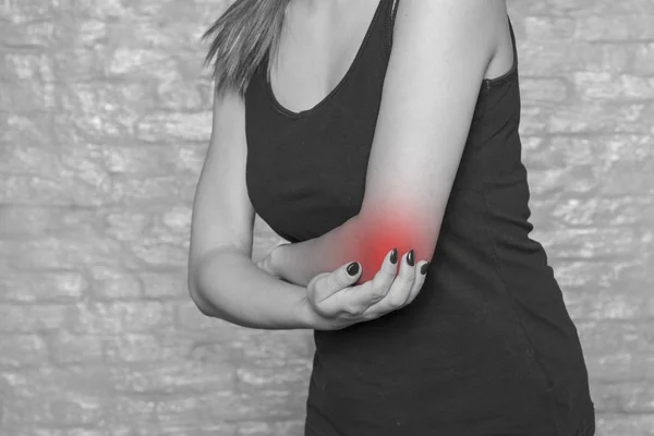 Mujer lucha con el dolor de codo, lesión —  Fotos de Stock