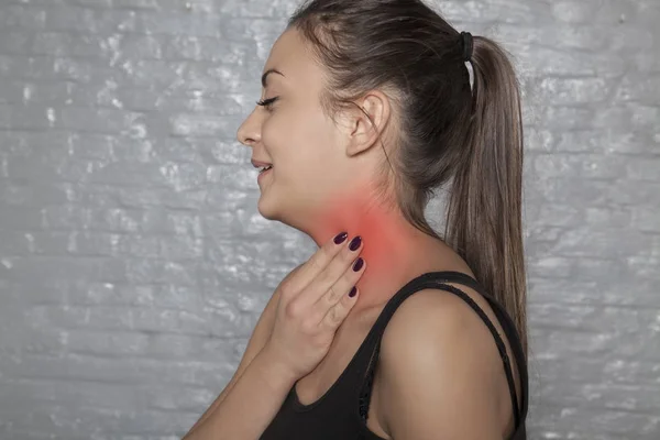 Mujer muestra que su garganta duele —  Fotos de Stock