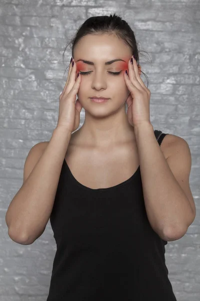 Junge Frau mit Migräne-Kopfschmerzen — Stockfoto