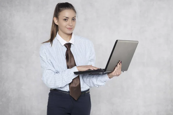 Zakenvrouw schrijft iets op een laptop — Stockfoto