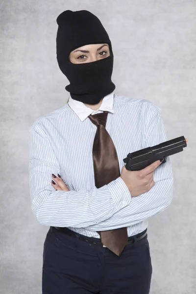 Polis håller en pistol i handen, modig kvinna — Stockfoto