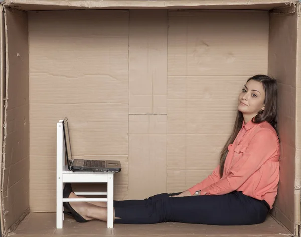 Mulher de negócios está descansando em seu pequeno escritório — Fotografia de Stock