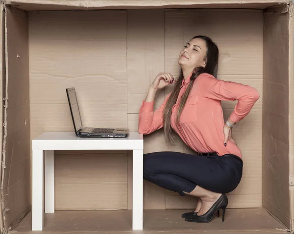 Zakelijke vrouw worstelt met rugpijn, ongemakkelijk office — Stockfoto