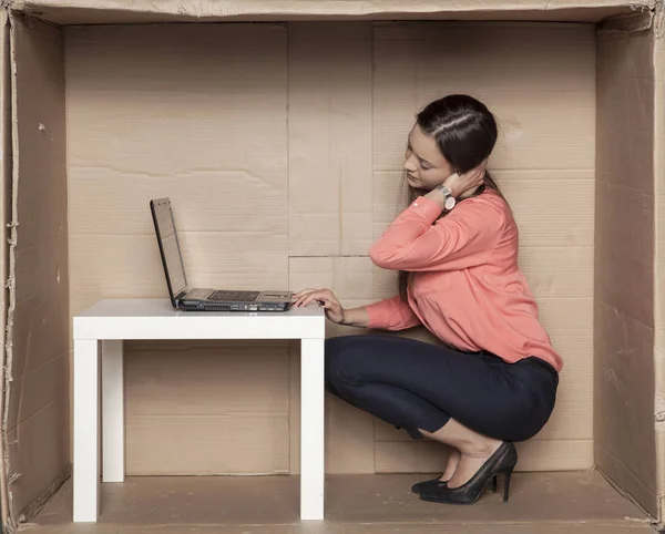 Junge Geschäftsfrau hat Nackenprobleme — Stockfoto