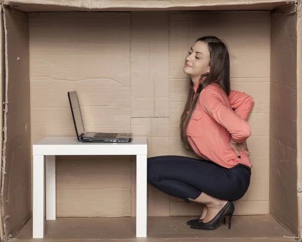 Rückenschmerzen aus schlechter Position im Büro — Stockfoto