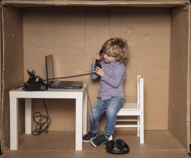 telefonda bir müşteriyle konuşurken küçük iş adamı