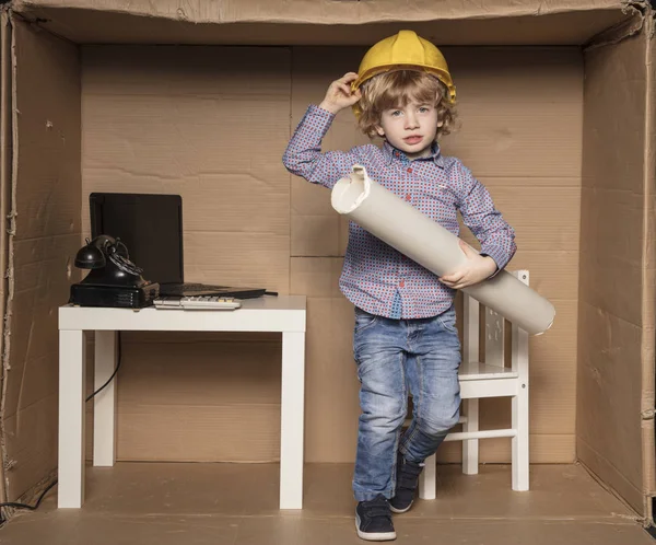 Несовершеннолетний бизнесмен держит строительный блани, инвестор — стоковое фото
