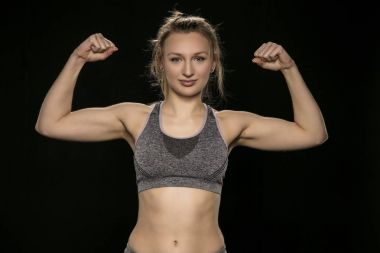 Onu düzgün vücut ve kas, yakın çekim atletik kadın gösterir