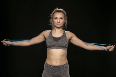 atletik kadın kauçuk onun arkasından, closeup uzanır.