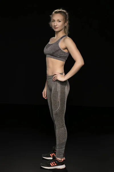 Mujer atlética muestra su hermoso cuerpo, vista lateral —  Fotos de Stock