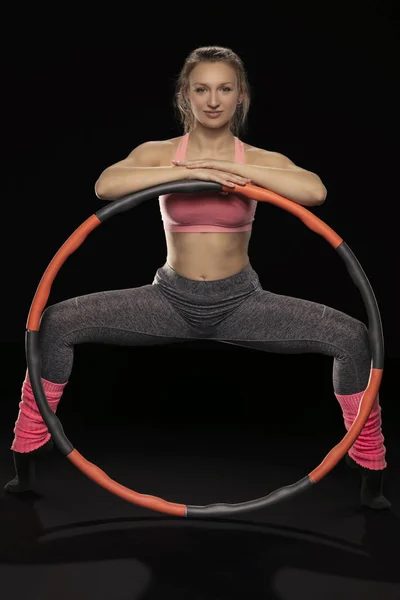 Donna atletica che tiene un hula hoop — Foto Stock