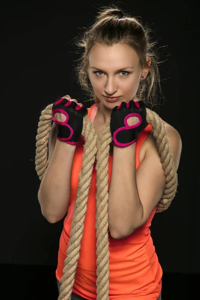 Mujer atlética entrenando boxeo, sosteniendo una cuerda gruesa — Foto de Stock