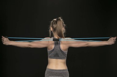 atletik kız uzanır ve esnek bir ip ile egzersizleri