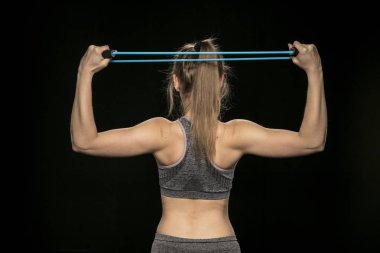 atletik kız uzanır ve esnek bir ip ile egzersizleri