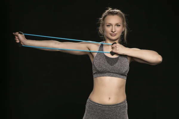 Sportovní holka roztáhne a cvičení s pružné lano — Stock fotografie