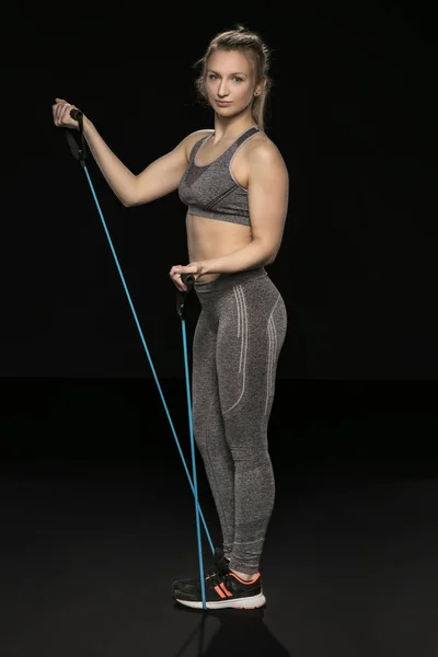 Sportovní holka roztáhne a cvičení s pružné lano — Stock fotografie