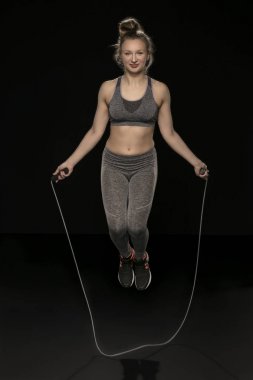 güzel atletik kız atlama ipi ile isol pratik