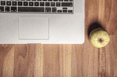 Kavramsal fotoğraf, bir elma bir laptop knowledge bir sembolü olarak 