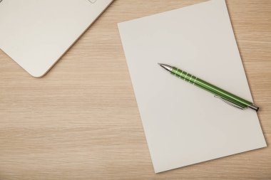 boş bir defter yukarıdan bir kurumsal masa üzerinde,, görüntülemek