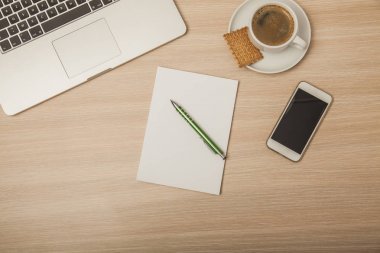 bir defter, üstten görünüm, kahve, telefon ile ahşap masa