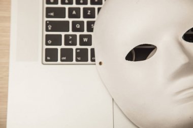 Kavramsal fotoğraf, maske bir hacker attac bir sembolü olarak bir dizüstü bilgisayar