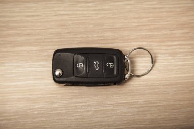 Ahşap masanın üzerinde yatan araba anahtarı yukarıda görüntülemek