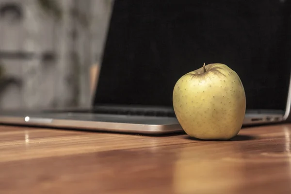 Концептуальная фотография, яблоко на ноутбуке как символ знания — стоковое фото