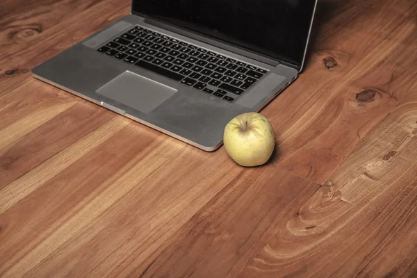 Концептуальная фотография, яблоко на ноутбуке как символ знания — стоковое фото
