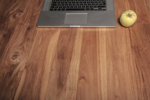 Концептуальное фото, зеленое яблоко на ноутбуке как символ знания — стоковое фото