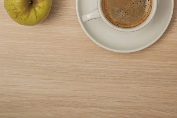 Black coffee and green apple on the office desk, copy space — Stock Photo, Image