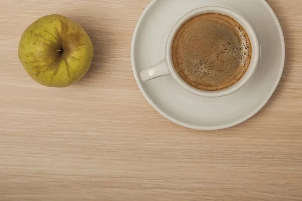 Café noir et pomme verte sur le bureau — Photo