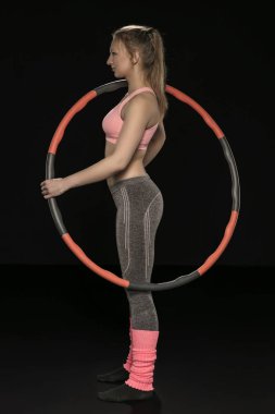 Hula hoop b izole onun elinde tutan atletik kadın